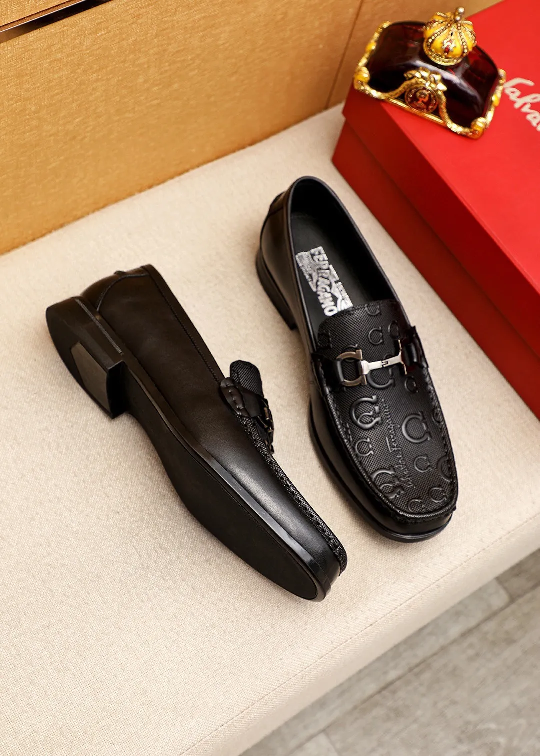 Men's shoes 💰460 💐 Product trademark: Ferragamo "Ferragamo" casual leather shoes Regular size: 38-44 (45.46🉑️customized) Product materials: Selected imported first-layer calfskin embossed upper + luxury hardware buckle, imported water-dyed cow leather lining. Strong three-dimensional visual effect, original rubber outsole Color: 1⃣️color optional